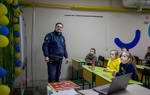 Спеціаліст х мінної просвіти навчає дітей безпечній поведінці при зустрічі з мінами