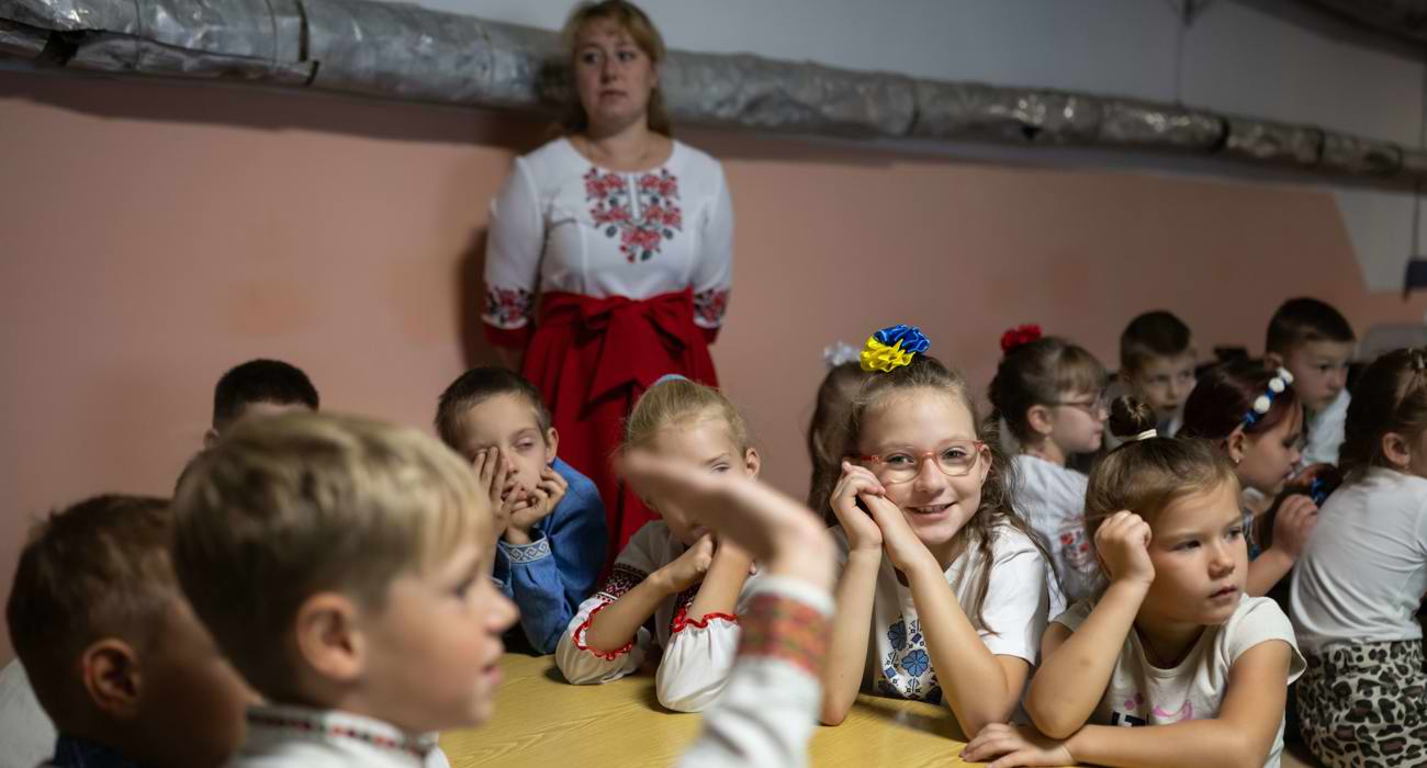 Діти з вчителем у класі під час навчання безпечній поведінці при зустрічі з боєприпасами