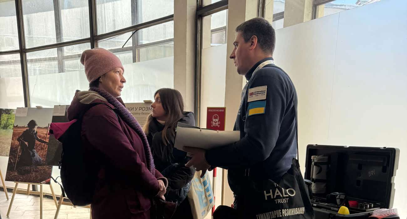 Спеціаліст з інформування про мінну небезпеку HALO спілкується з відвідувачкою