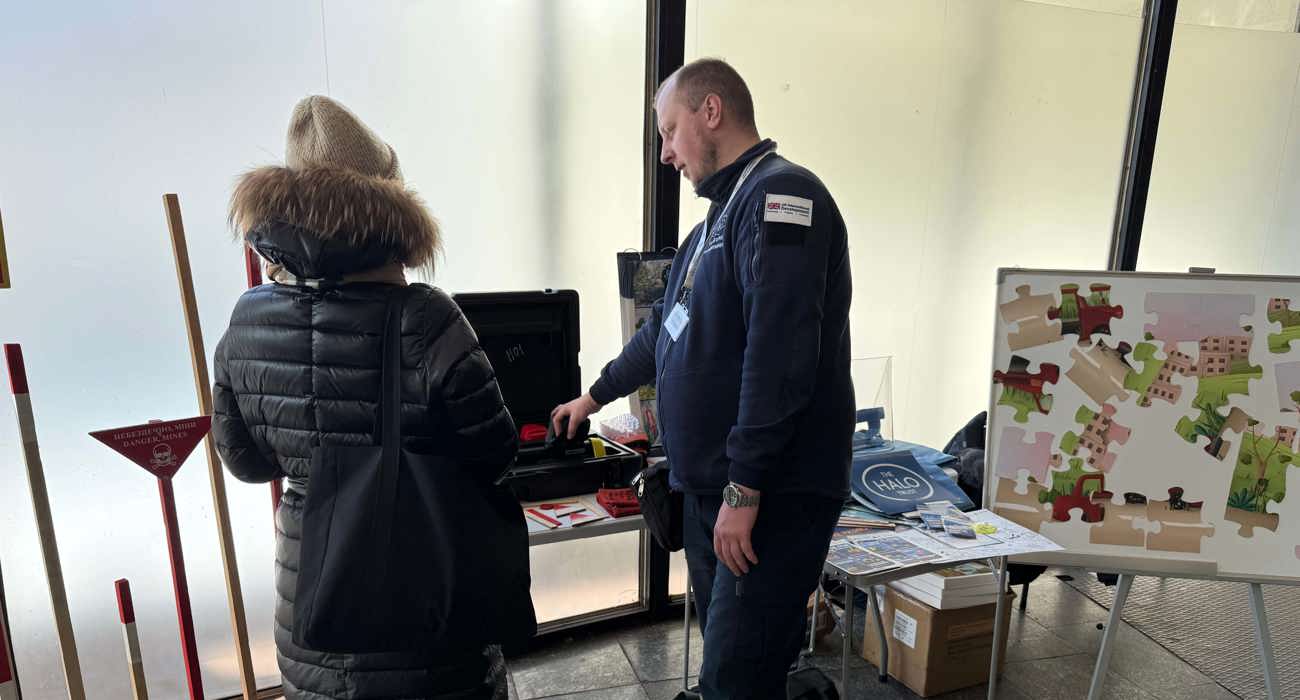 Представник HALO інформує відвідувачку про мінну небезпеку
