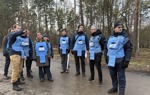 Візитери та представники HALO дивляться на роботу машини механічного розмінування