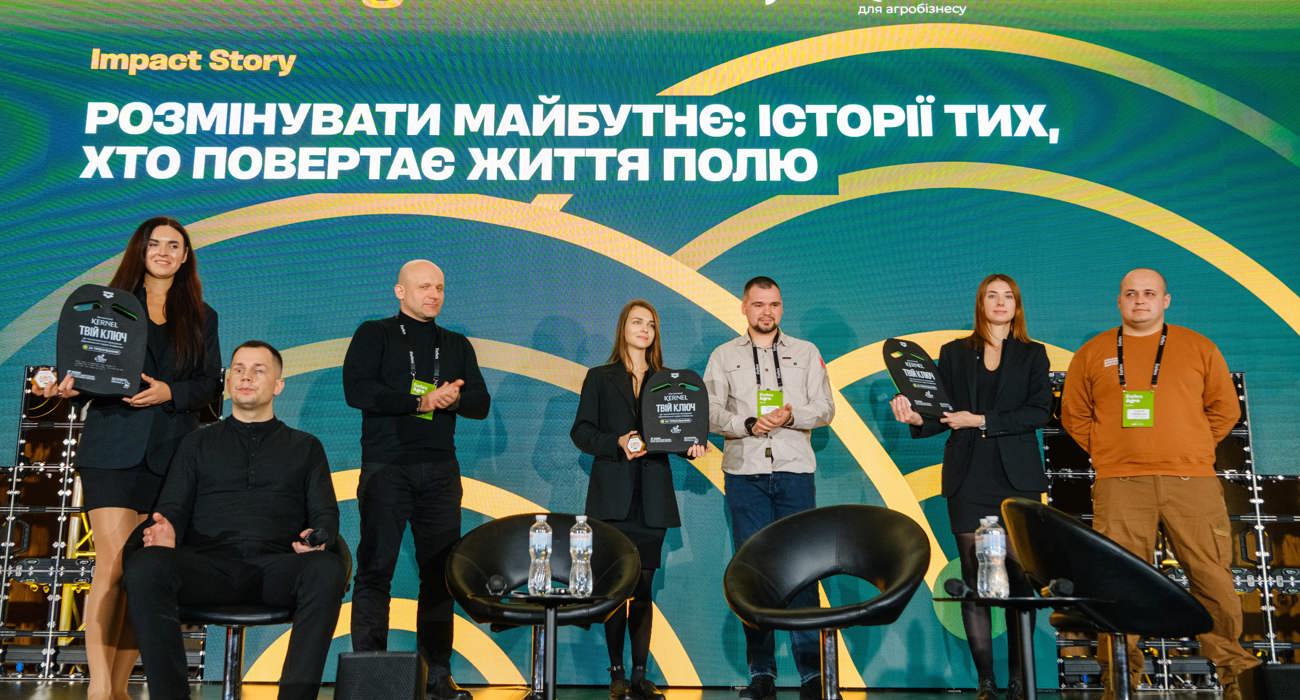 Спікери на сцені після нагородження