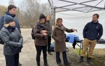 Спілкування з донорами на контрольному пункті біля ділянки розмінування