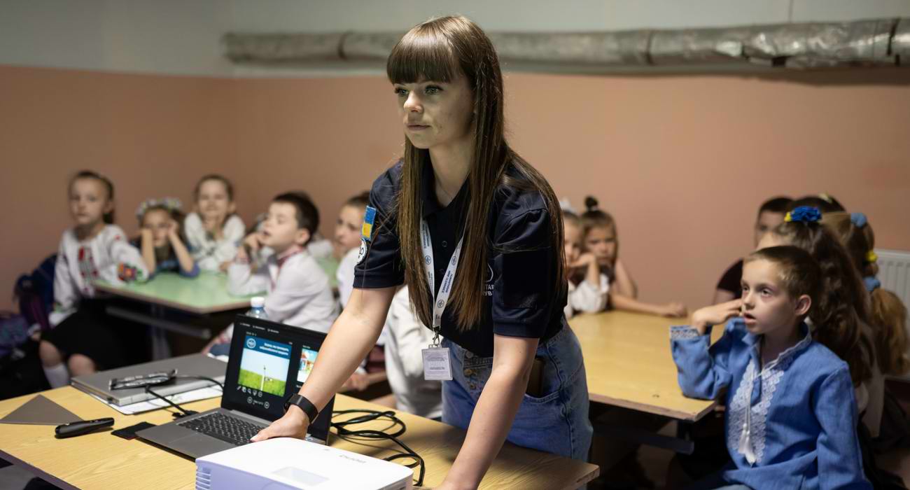 Спеціалістка з мінної просвіти під час навчання дітей 