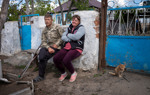 Володимир та Юлія на лаві біля дому