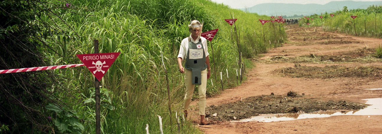 Princess Diana walks through a minefield in Huambo in 1997