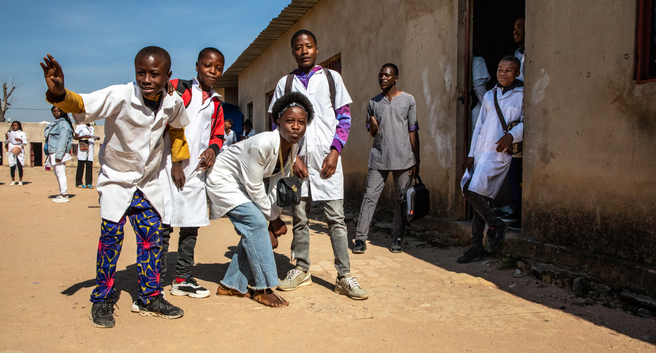 A group of teenagers posing for the camera in Huambo