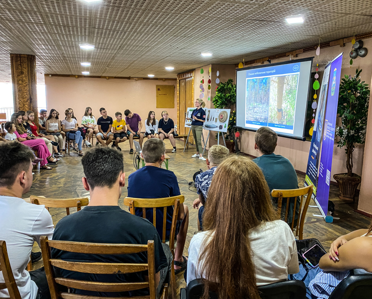 HALO holds a risk education session for teens in a Ukraine hall