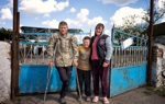 Родина Мелехових біля воріт в рідному селі