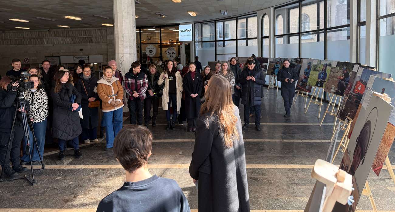 Відвідувачі виставки під час відкриття