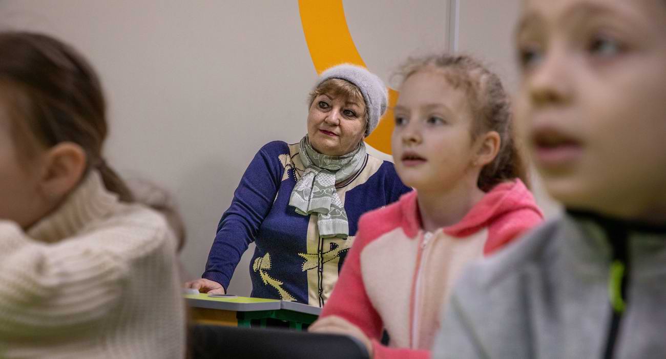 Діти та вчителька під час уроку мінної просвіти