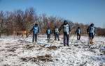 Демінери з ручними детекторами перевіряють наявність сигналів на поверхні грунта взимку