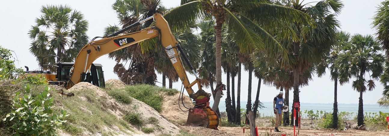 Digger in action for HALO Sri Lanka