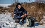 Спеціаліст зі знешкодження боєприпасів поруч із котушкою дроту для ініціації підриву
