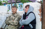 Подружжя Мелехових біля дому