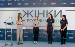 Ведуча і комунікаційниця HALO Ukraine спілкується з героїнями виставки на сцені